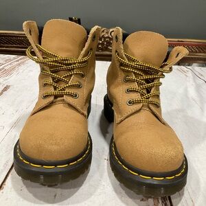 WOMANS DR. MARTENS 939 GREASY SUEDE‎ TAN BOOTS